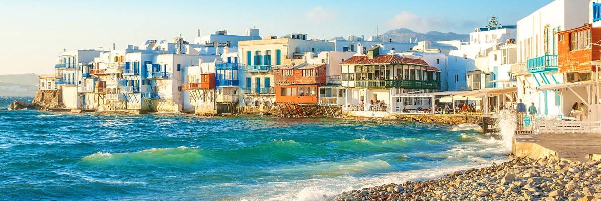 På populära Mykonos finns fina gamla stenhus och stränder med klarblått vatten