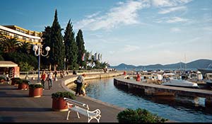 Biograd nu Maru har många fina promenadstråk vid havet
