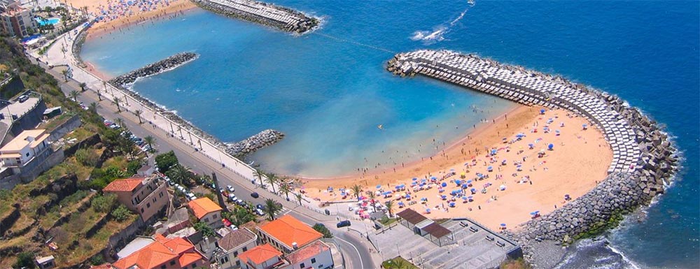 Strand och hamn i Madeira