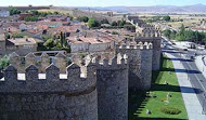 Den unika stadsmuren i Ávila nära Madrid