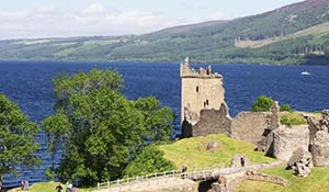 Berömda Loch Ness och Urquhart slott är mycket sevärda