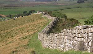 Hadrian's wall är en känd fornlämning